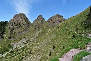33 In decisa salita sul sent. 217 con splendida vista sui Tre Pizzi